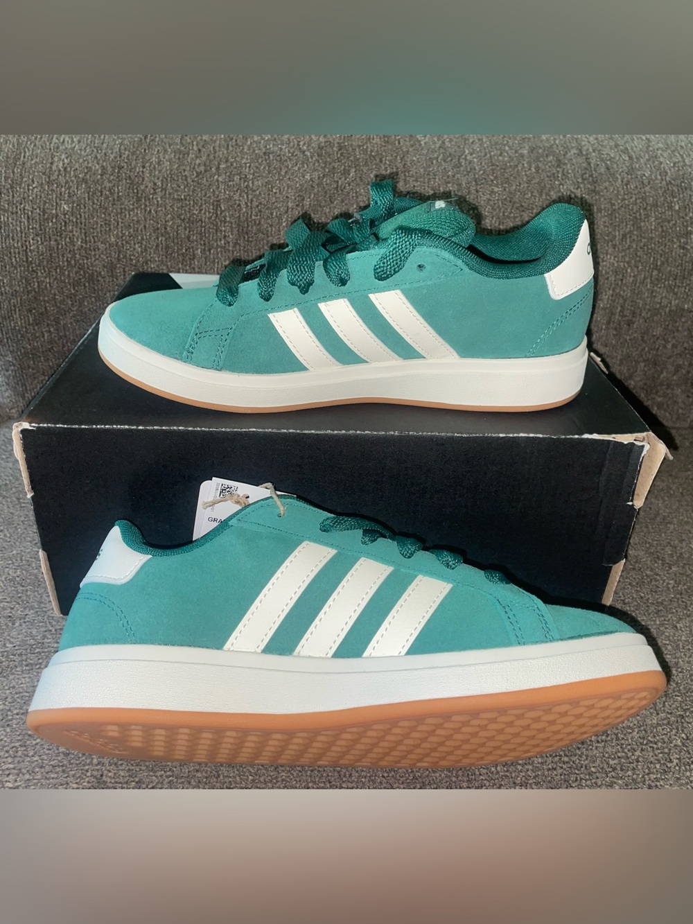 Boys Size 4 Adidas GRAND COURT 00s K Shoes